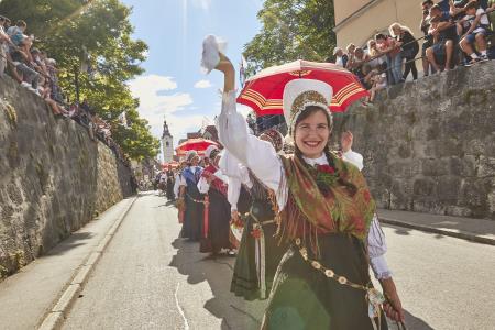 Izjemen obisk zaznamoval 50. Dneve narodnih noš in oblačilne dediščine v Kamniku (Boštjan Tacol)  (23)